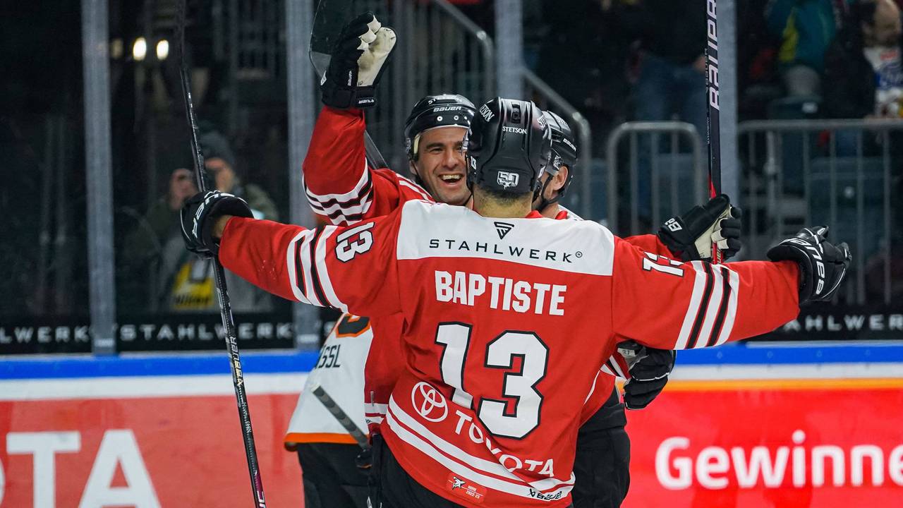 Nick Baptiste Köln gratuliert Jon Matsumoto zu seinem Treffer.