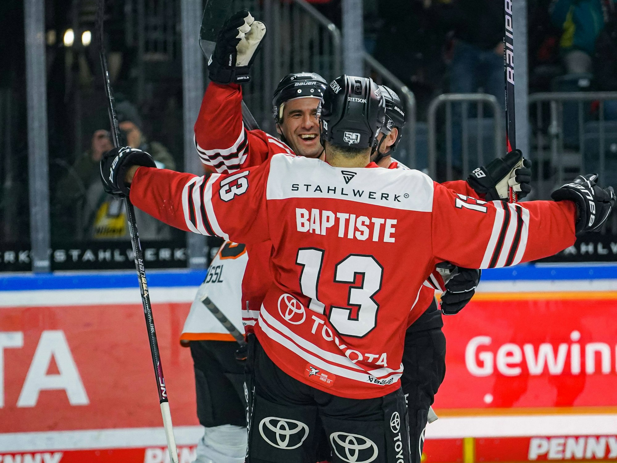 Nick Baptiste Köln gratuliert Jon Matsumoto zu seinem Treffer.