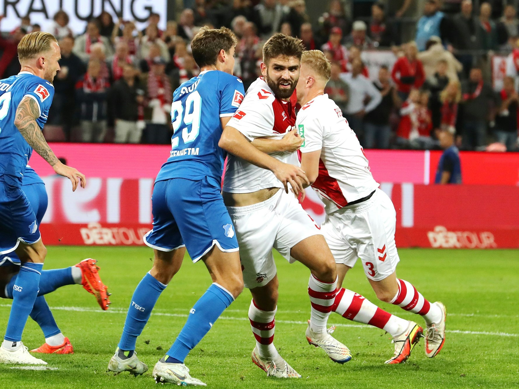 Nikola Soldo im Zweikampf mit Robert Skov.