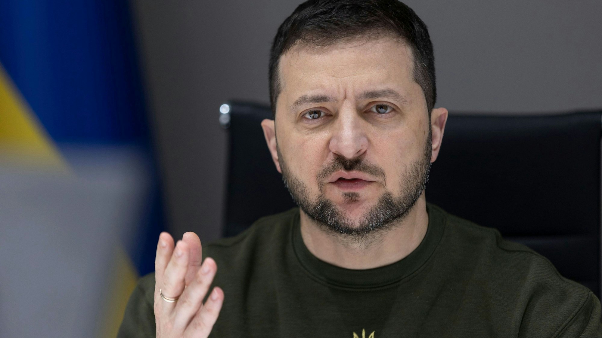 Ukraine, Wolodymyr Selenskyj, Präsident der Ukraine, spricht im Marienpalast per Videolink während der Verleihung des Sacharow-Preises in Straßburg.