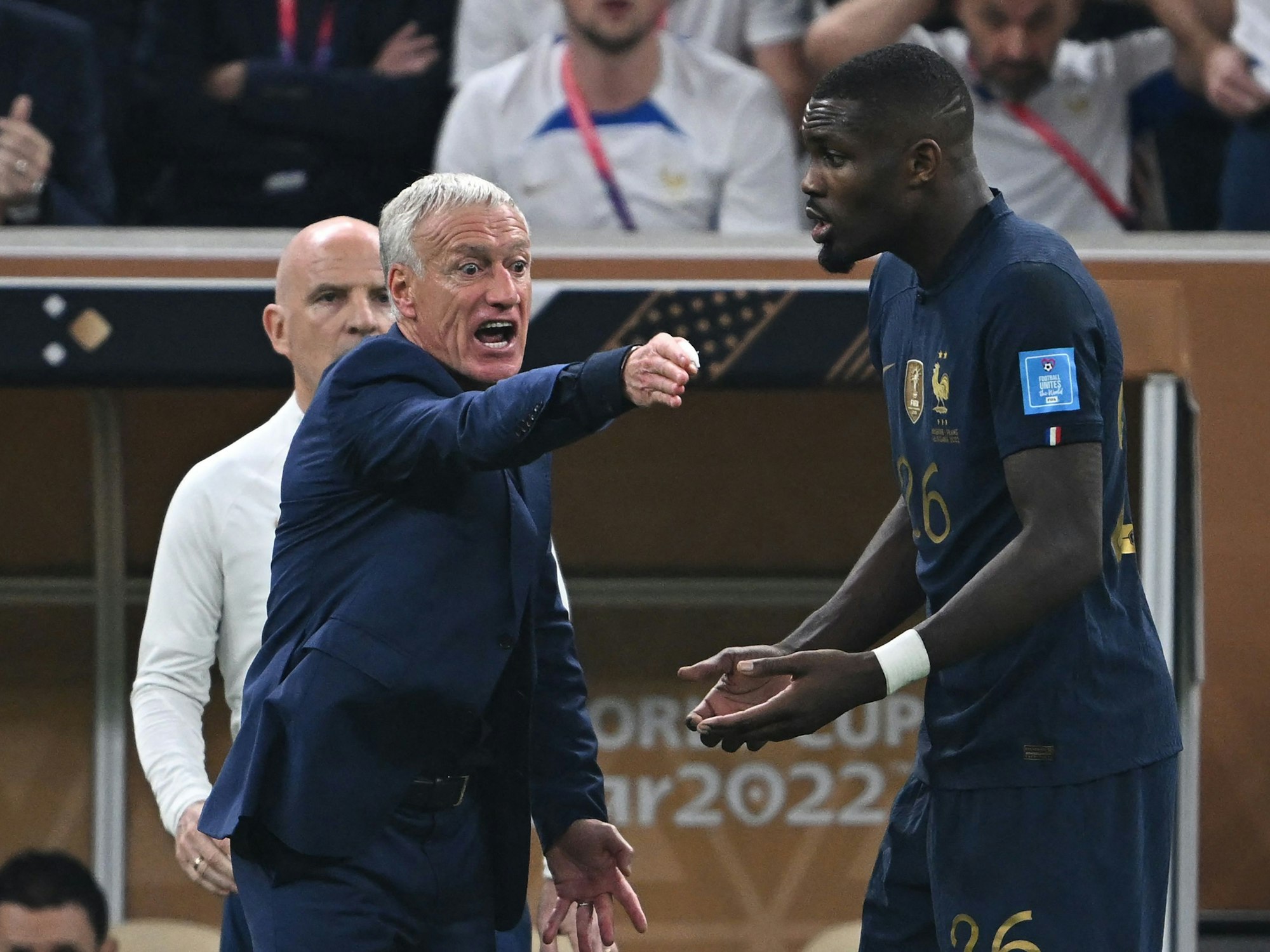 Frankreich-Trainer Didier Deschamps versucht Marcus Thuram wild gestikulierend etwas zu erklären.