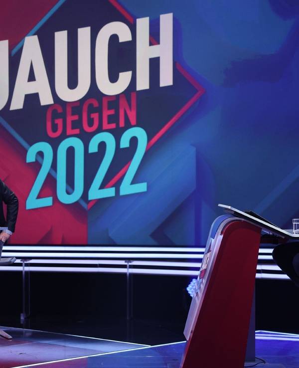 Oliver Pocher steht im TV-Studio hinter einem Pult.