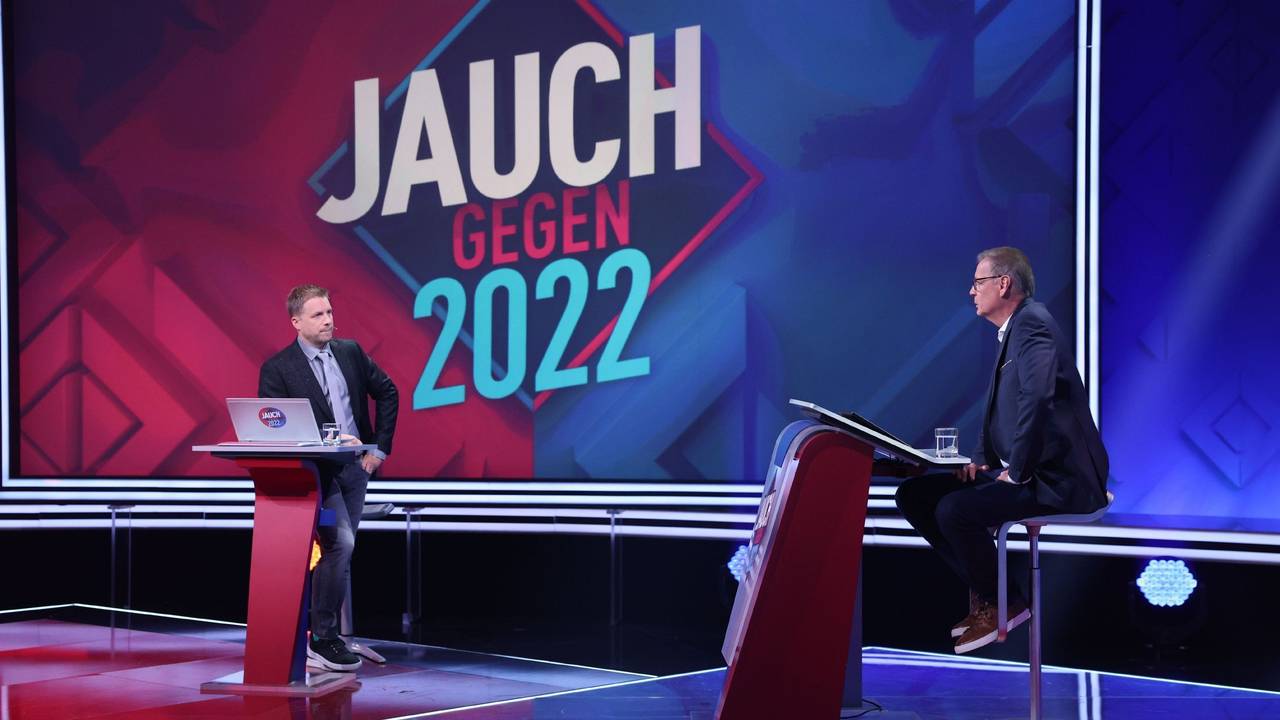 Oliver Pocher steht im TV-Studio hinter einem Pult.