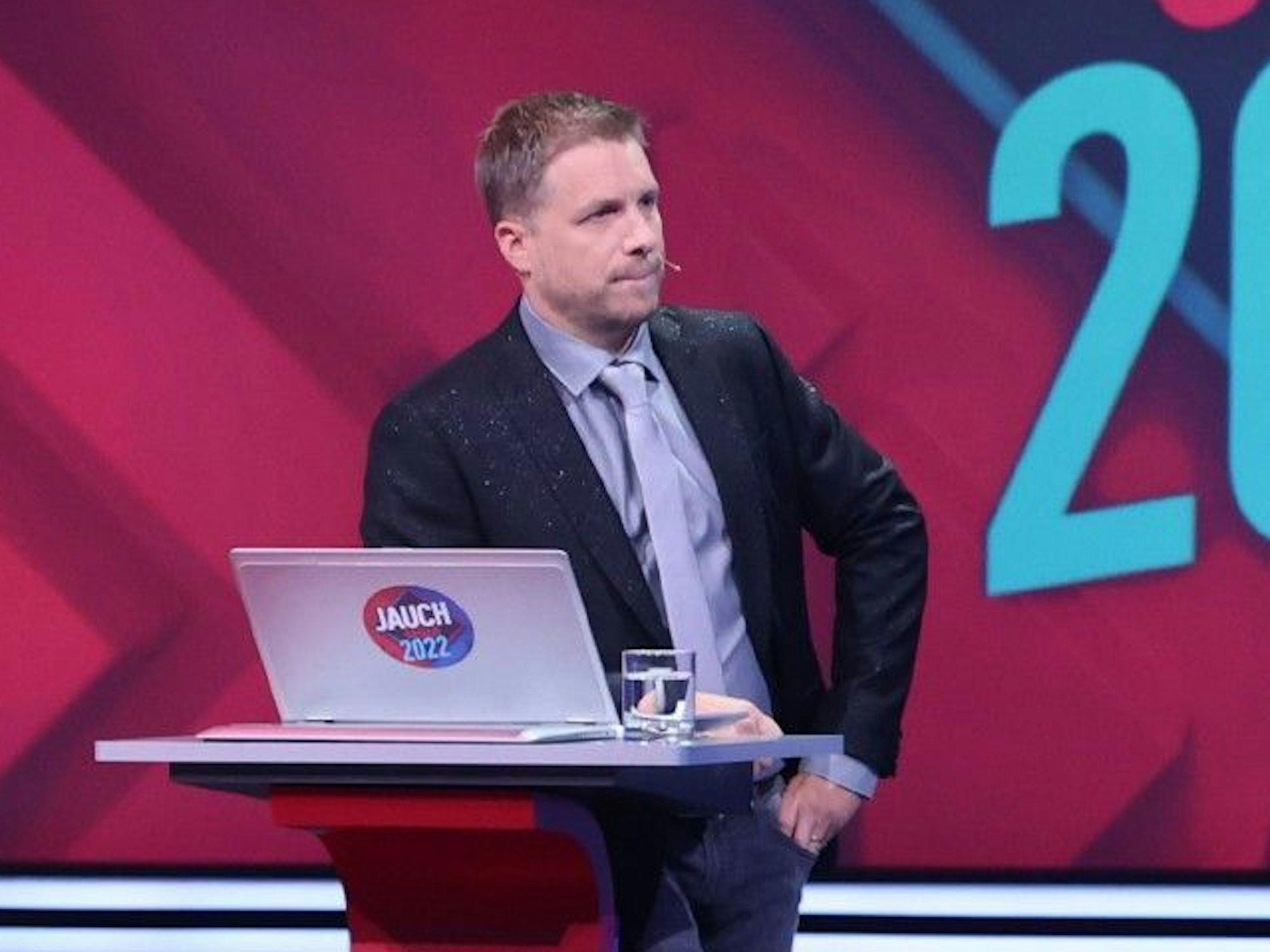 Oliver Pocher steht im TV-Studio hinter einem Pult.
