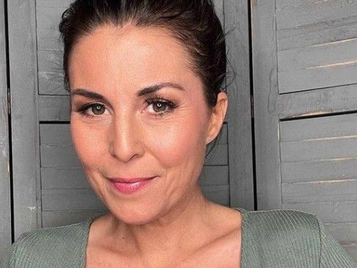 Promi-Expertin Vanessa Blumhagen lächelt auf Instagram verschmitzt in die Kamera.