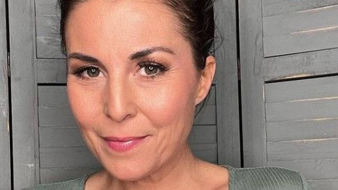 Promi-Expertin Vanessa Blumhagen lächelt auf Instagram verschmitzt in die Kamera. Das Selfie ist am 15. Dezember 2022 hochgeladen worden.