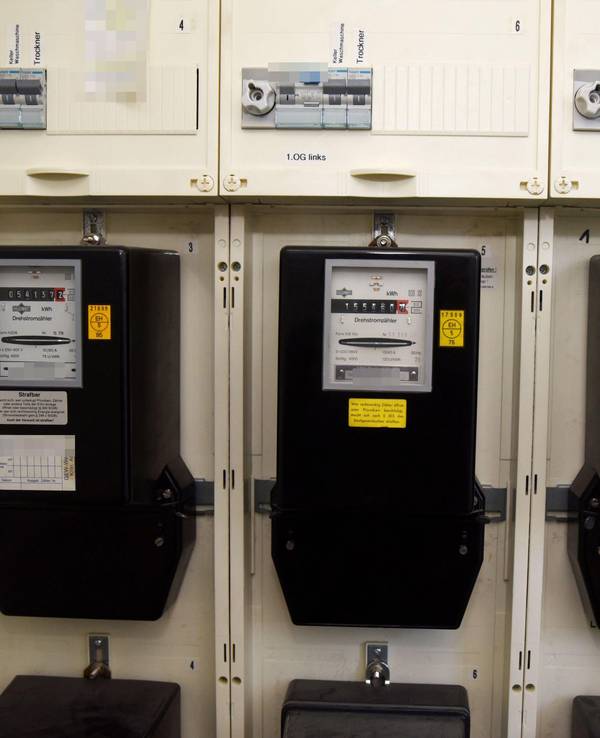 Das Foto zeigt Zähler der Rheinenergie. Ein Kunde in Köln soll jetzt für Strom mehr als für seine Miete bezahlen.