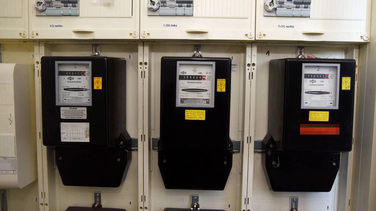 Das Foto zeigt Zähler der Rheinenergie. Ein Kunde in Köln soll jetzt für Strom mehr als für seine Miete bezahlen.