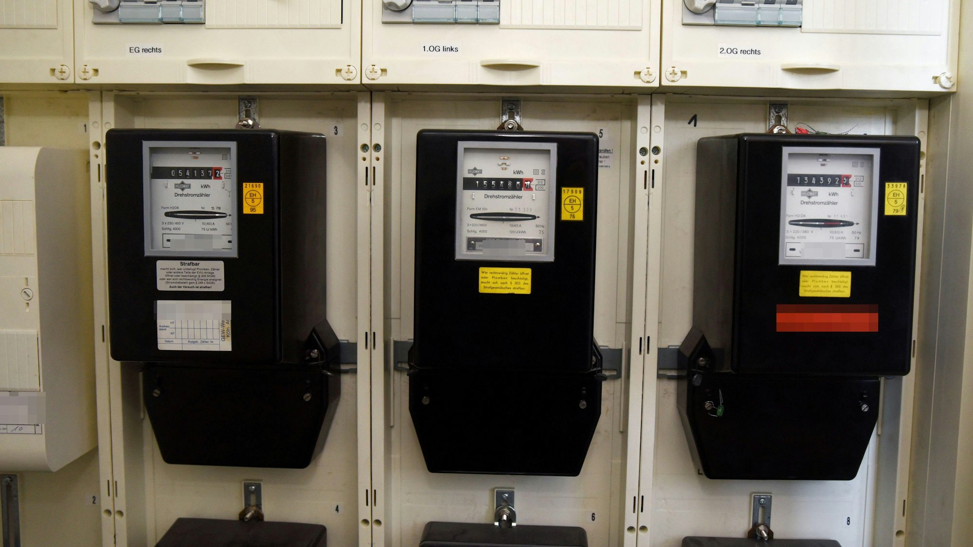 Das Foto zeigt Zähler der Rheinenergie. Ein Kunde in Köln soll jetzt für Strom mehr als für seine Miete bezahlen.