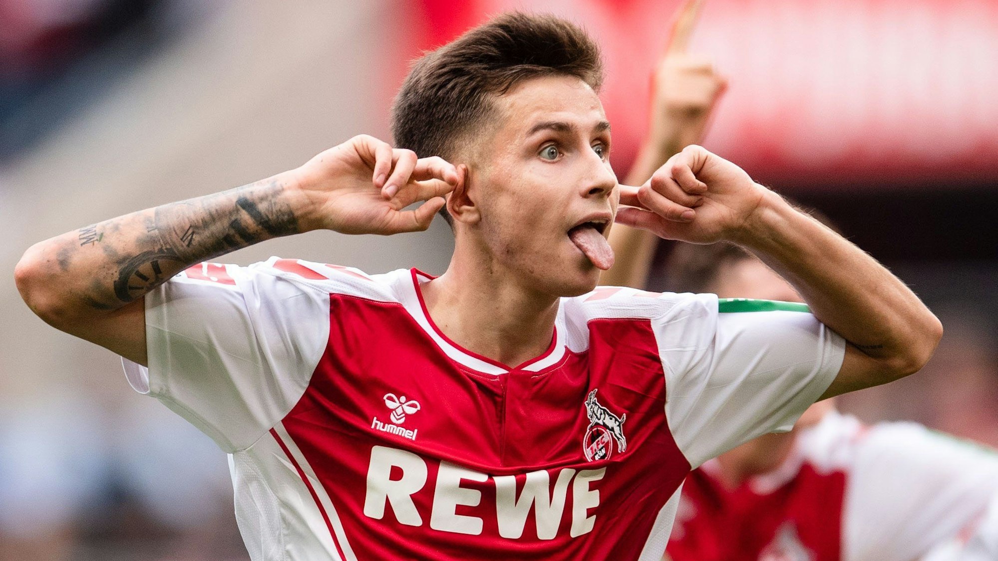 Denis Huseinbasic jubelt für den 1. FC Köln gegen den FC Augsburg.
