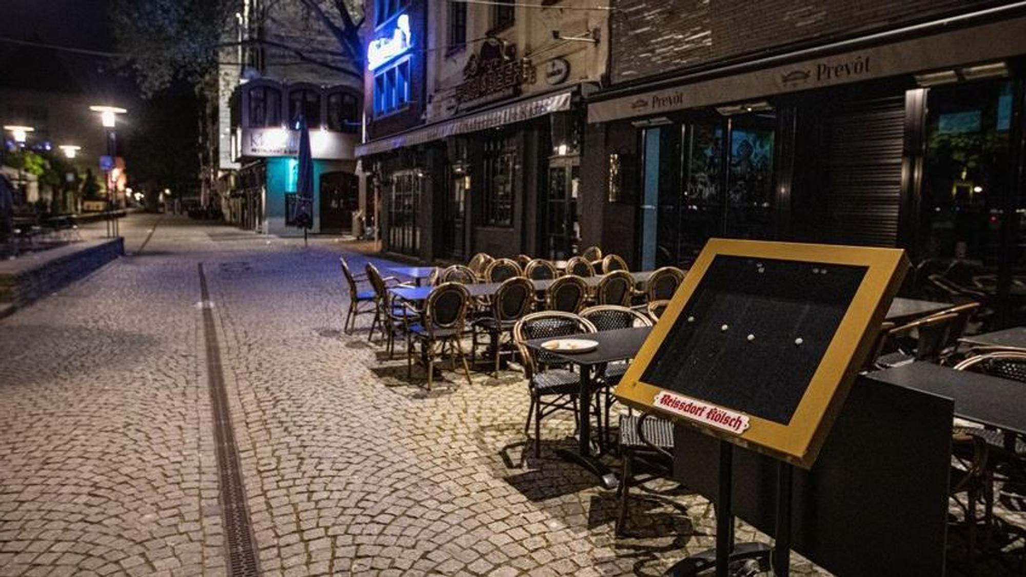 Leere Straße am Altstadt-Ufer in Köln. Die Ausgangssperre in Köln ist nun gerichtlich diskutiert worden.