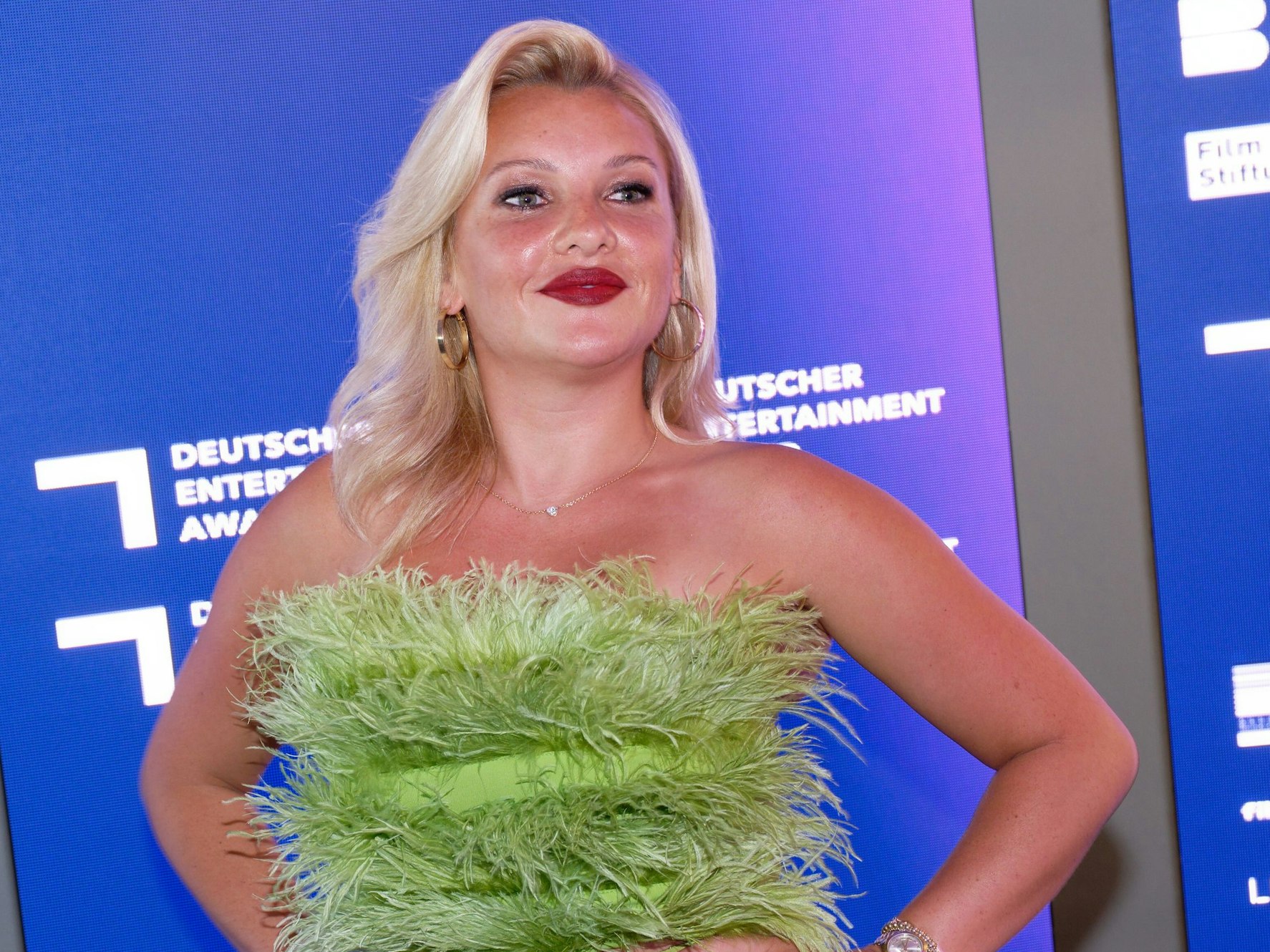 Reality-TV Darstellerin Evelyn Burdecki kommt zur Verleihung des ersten Deutschen Entertainment Awards (DEA).