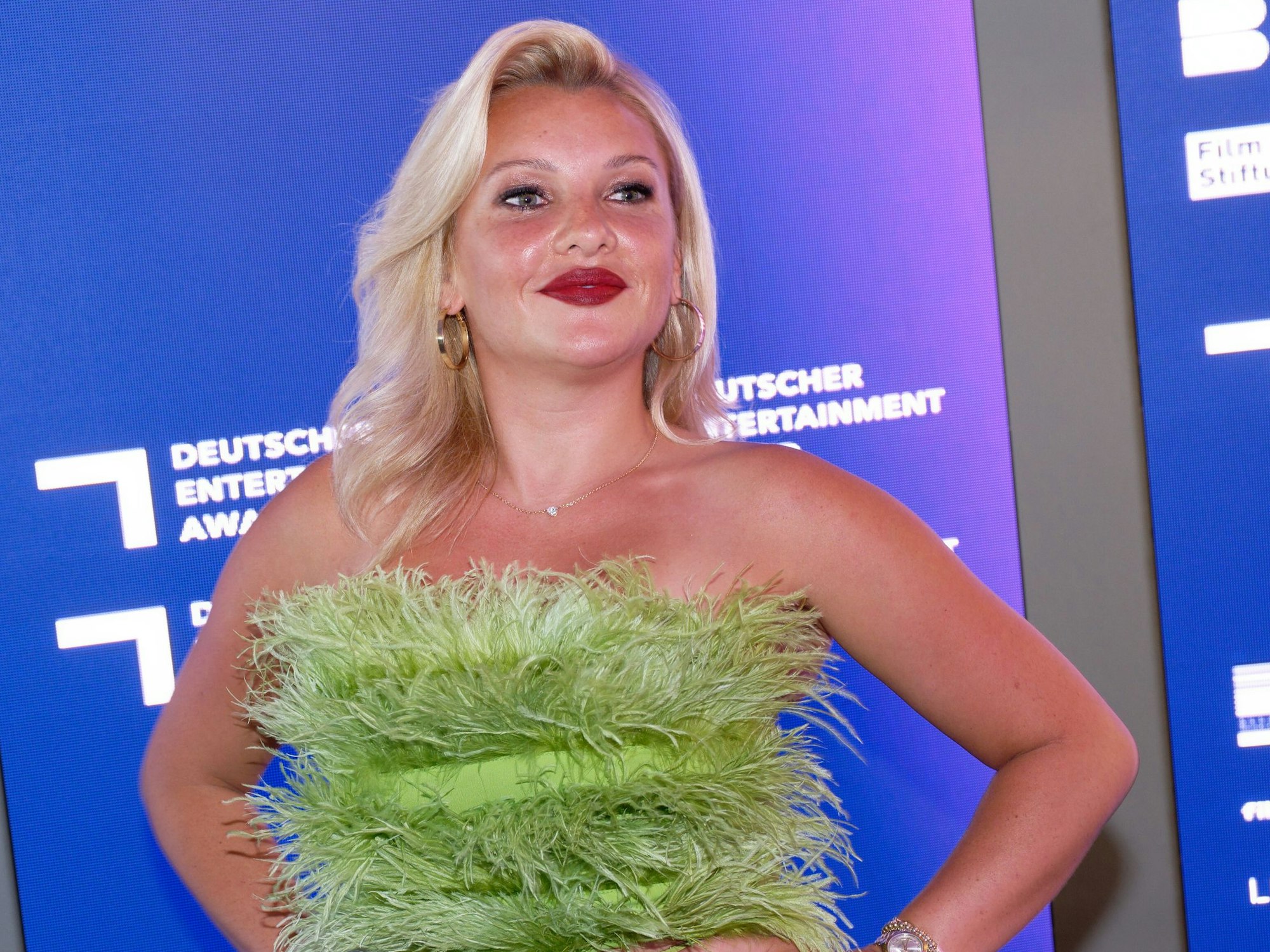 Reality-TV Darstellerin Evelyn Burdecki kommt zur Verleihung des ersten Deutschen Entertainment Awards (DEA).