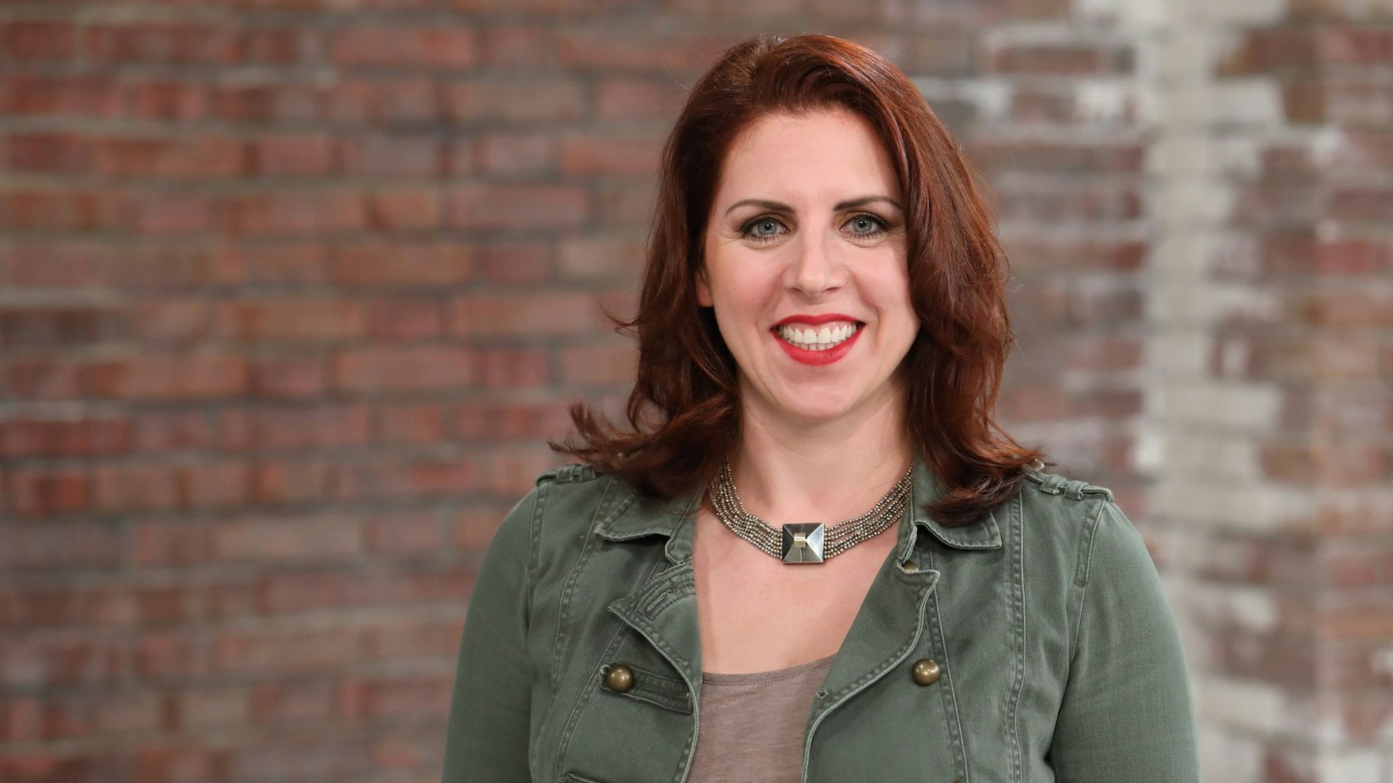 Esther Ollick, hier lächelnd bei einem Fototermin für die ZDF-Trödelshow, ist Teil des Händlerteams von „Bares für Rares“.