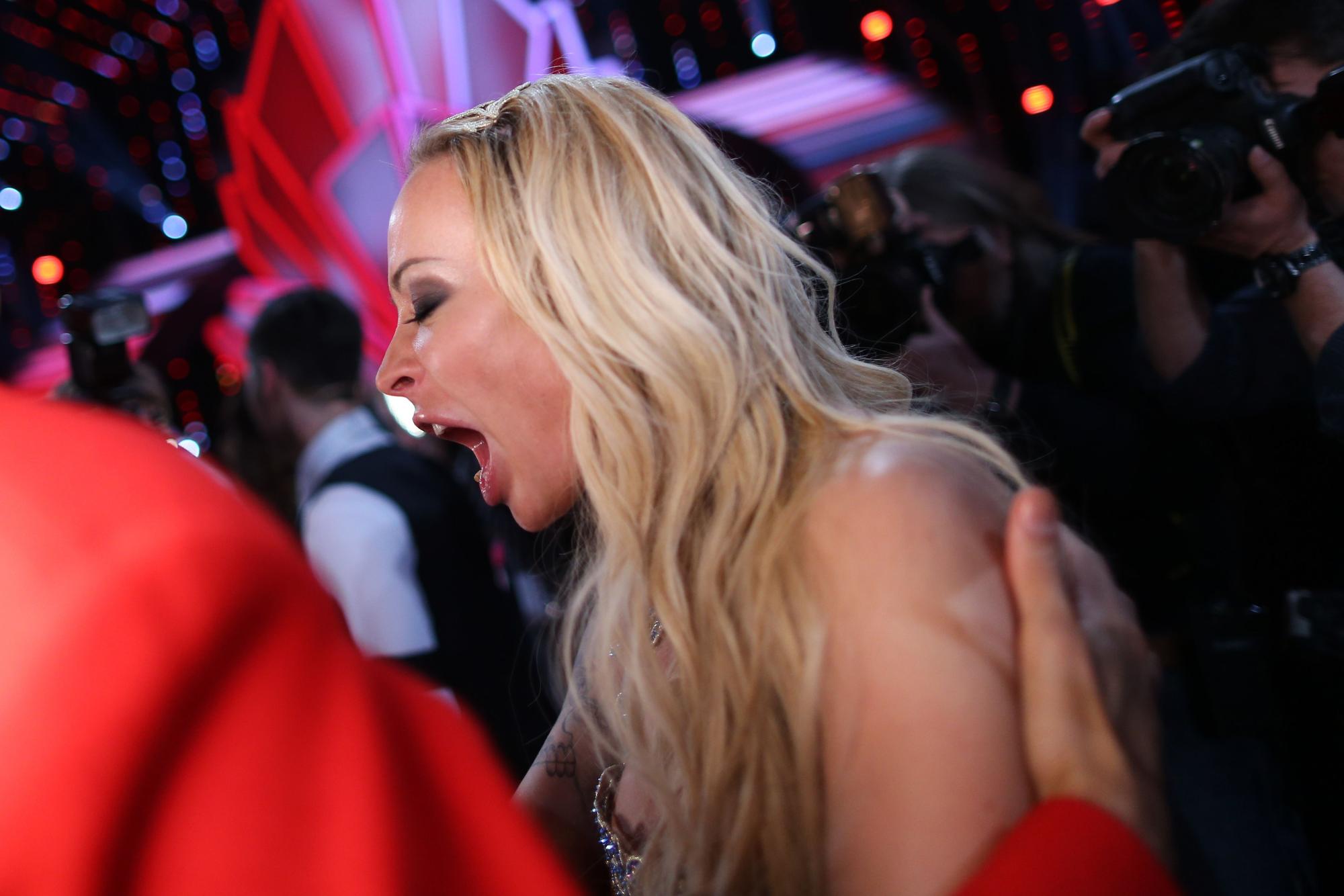 Cora Schumacher wird am 20.03.2015 im Coloneum in Köln (Nordrhein-Westfalen) in der RTL-Tanzshow „Let’s Dance“ getröstet.