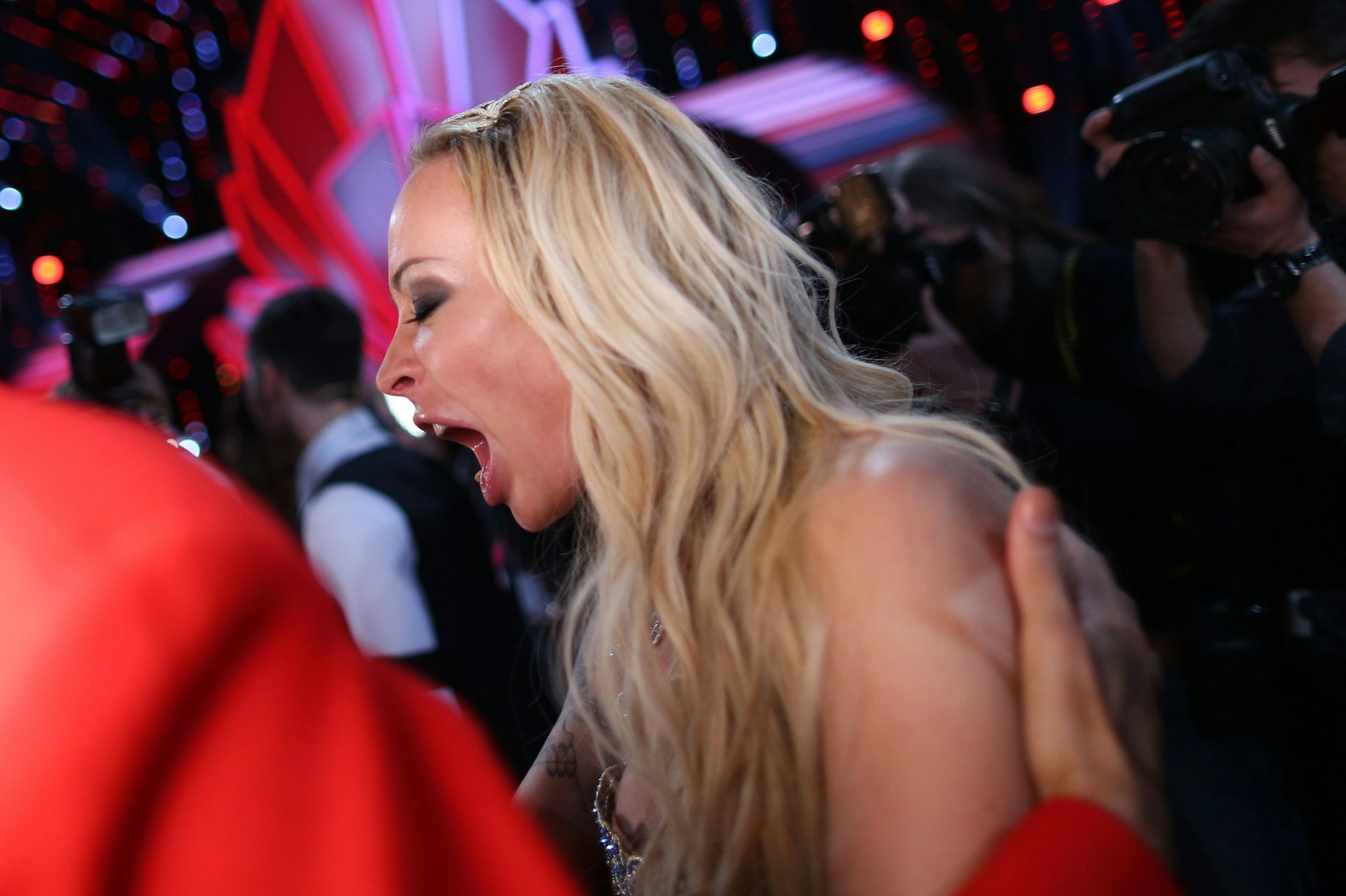 Cora Schumacher wird am 20.03.2015 im Coloneum in Köln (Nordrhein-Westfalen) in der RTL-Tanzshow „Let’s Dance“ getröstet.