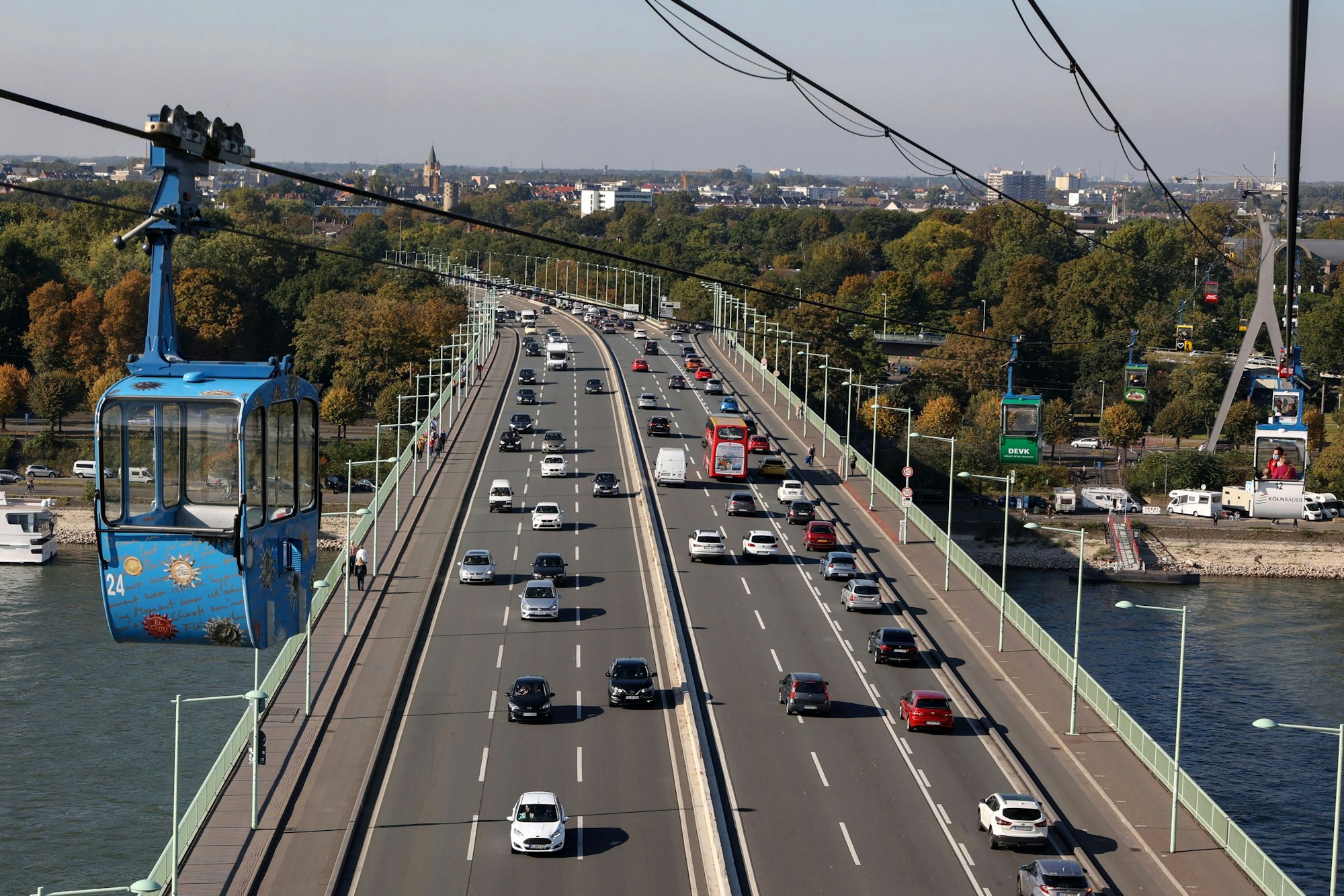 Autos fahren über die Zoobrücke in Köln.
