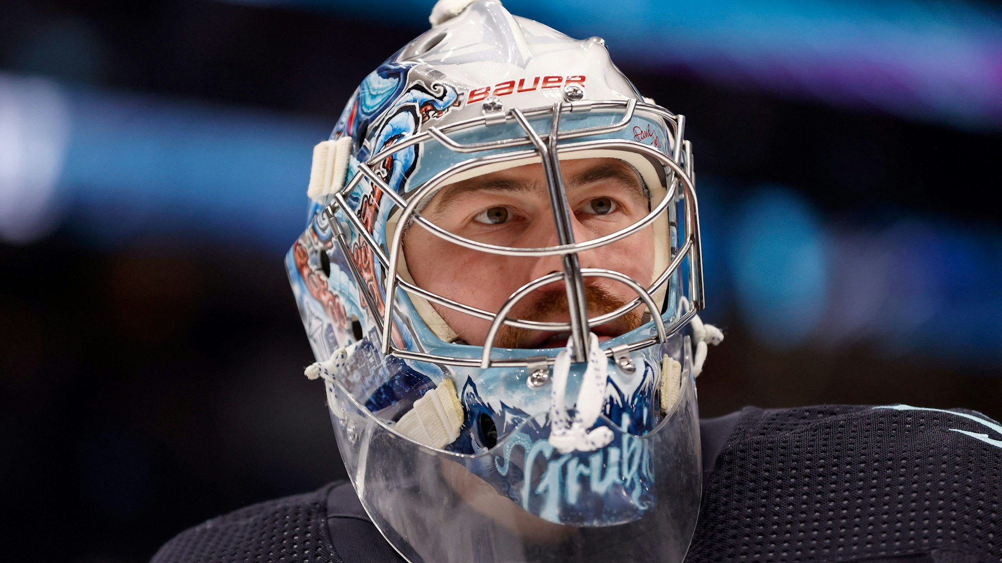 Philipp Grubauer mit Eishockeyhelm.