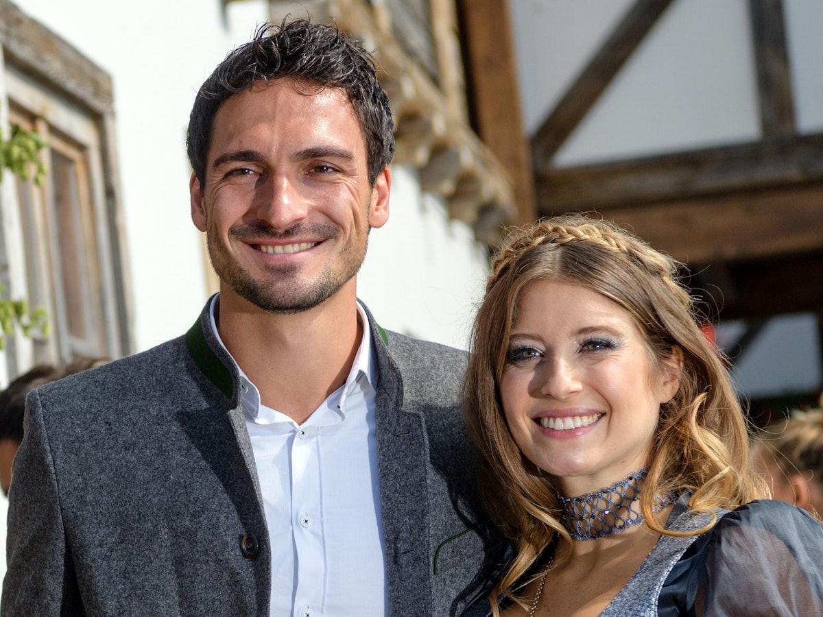 Fußballspieler Mats Hummels kommt mit seiner damaligen Frau Cathy Hummels in das Käferzelt auf dem Oktoberfest auf der Theresienwiese.
