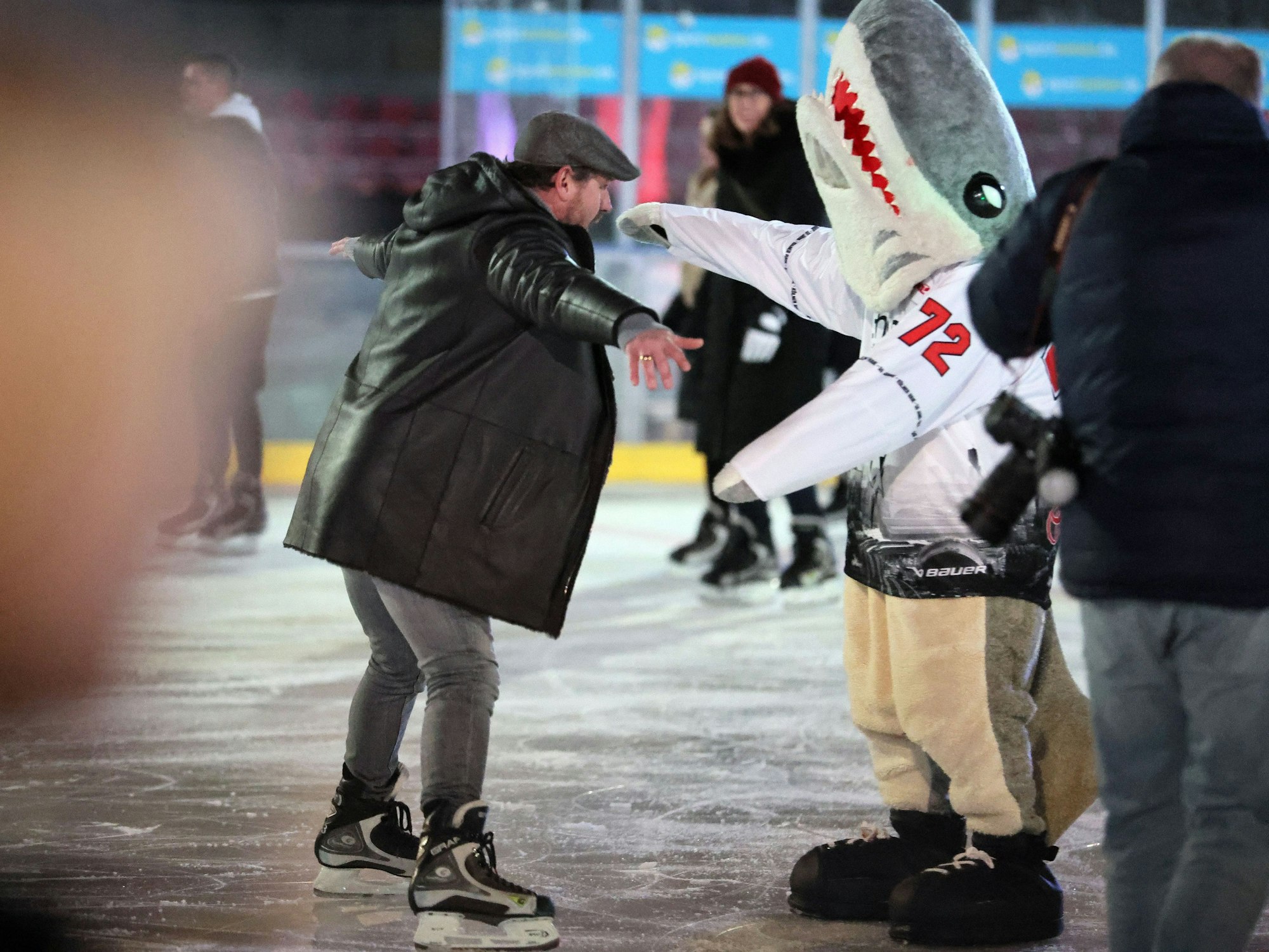 1.FC Köln, Weihnachtsfeier der Profis, 19.12.2022, Steffen Baumgart mit Sharky (1. FC Köln), Bild: Herbert Bucco
