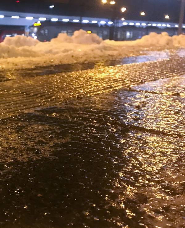 Eine Eisschicht liegt auf einem Bahnsteig des Hauptbahnhofs in Koblenz.