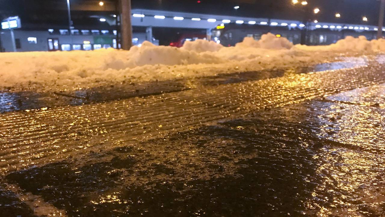 Eine Eisschicht liegt auf einem Bahnsteig des Hauptbahnhofs in Koblenz.