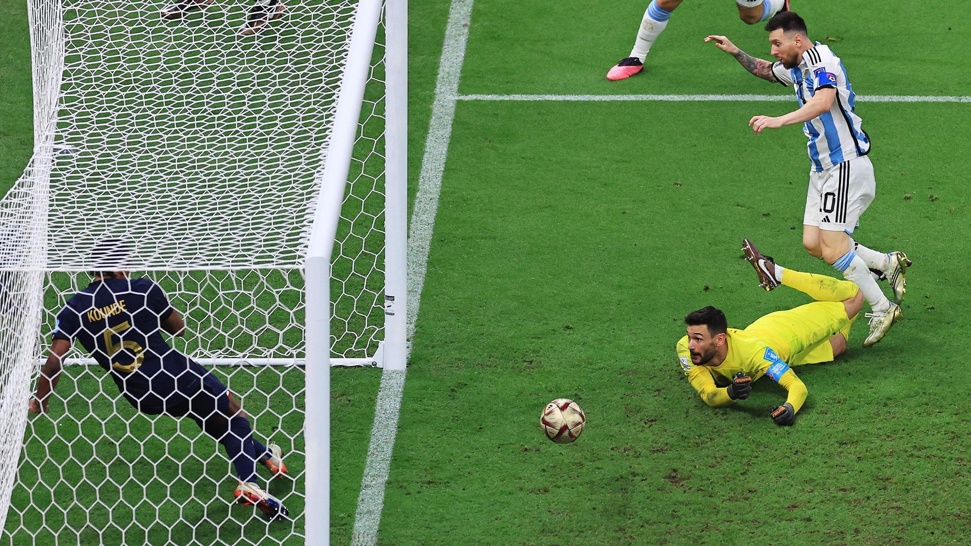Lionel Messi erzielt das 3:2 für Argentinien im WM-Finale gegen Frankreich.