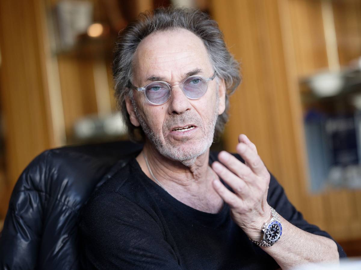 Hugo Egon Balder, Fernsehmoderator, Fernsehproduzent, Musiker, Schauspieler und Kabarettist, sitzt bei einem dpa-Gespräch in einem Restaurant.