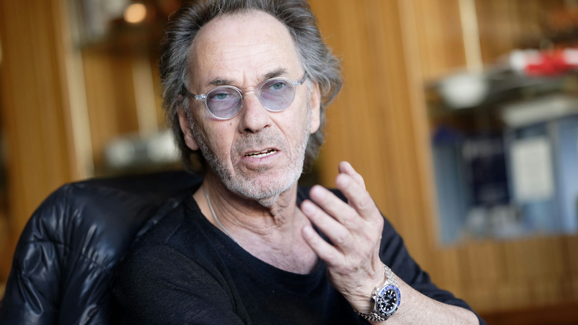 Hugo Egon Balder, Fernsehmoderator, Fernsehproduzent, Musiker, Schauspieler und Kabarettist, sitzt bei einem dpa-Gespräch in einem Restaurant.