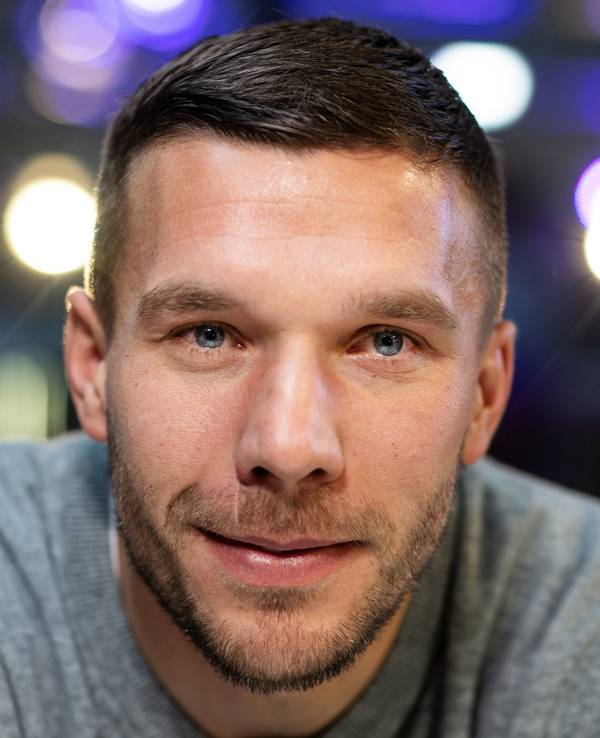 Lukas Podolski lächelt in die Kamera.