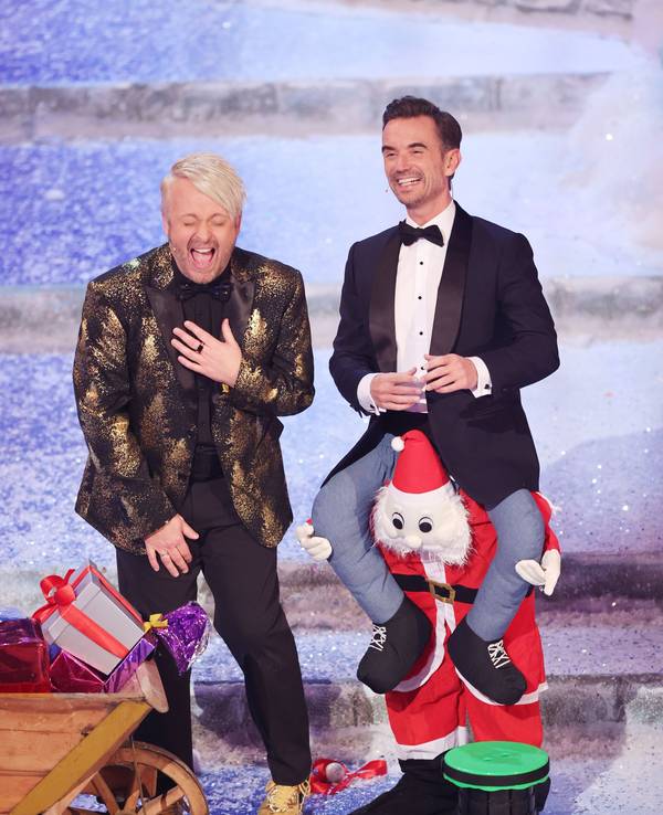 Florian Silbereisen (r) spricht mit Ross Antony bei der Aufzeichnung der ARD Sendung „Das Adventsfest der 100 000 Lichter“. Die Sendung wurde am 02.12.2022 in der ARD ausgestrahlt.