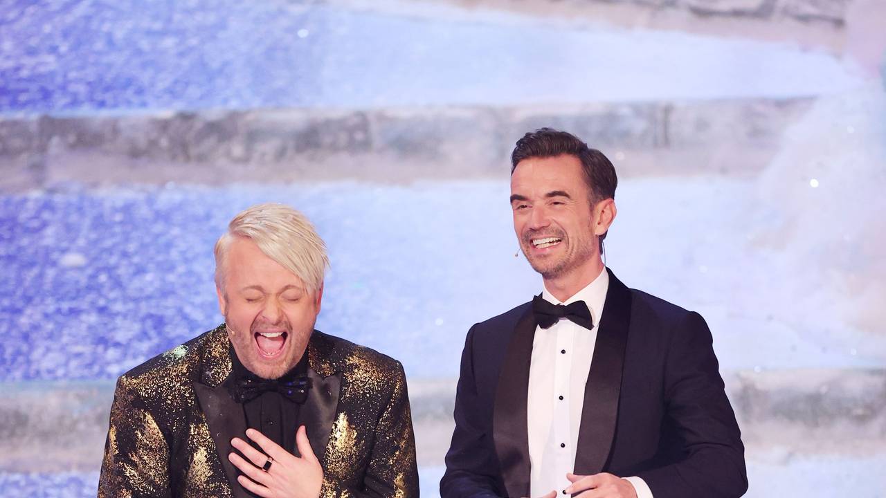 Florian Silbereisen (r) spricht mit Ross Antony bei der Aufzeichnung der ARD Sendung „Das Adventsfest der 100 000 Lichter“. Die Sendung wurde am 02.12.2022 in der ARD ausgestrahlt.