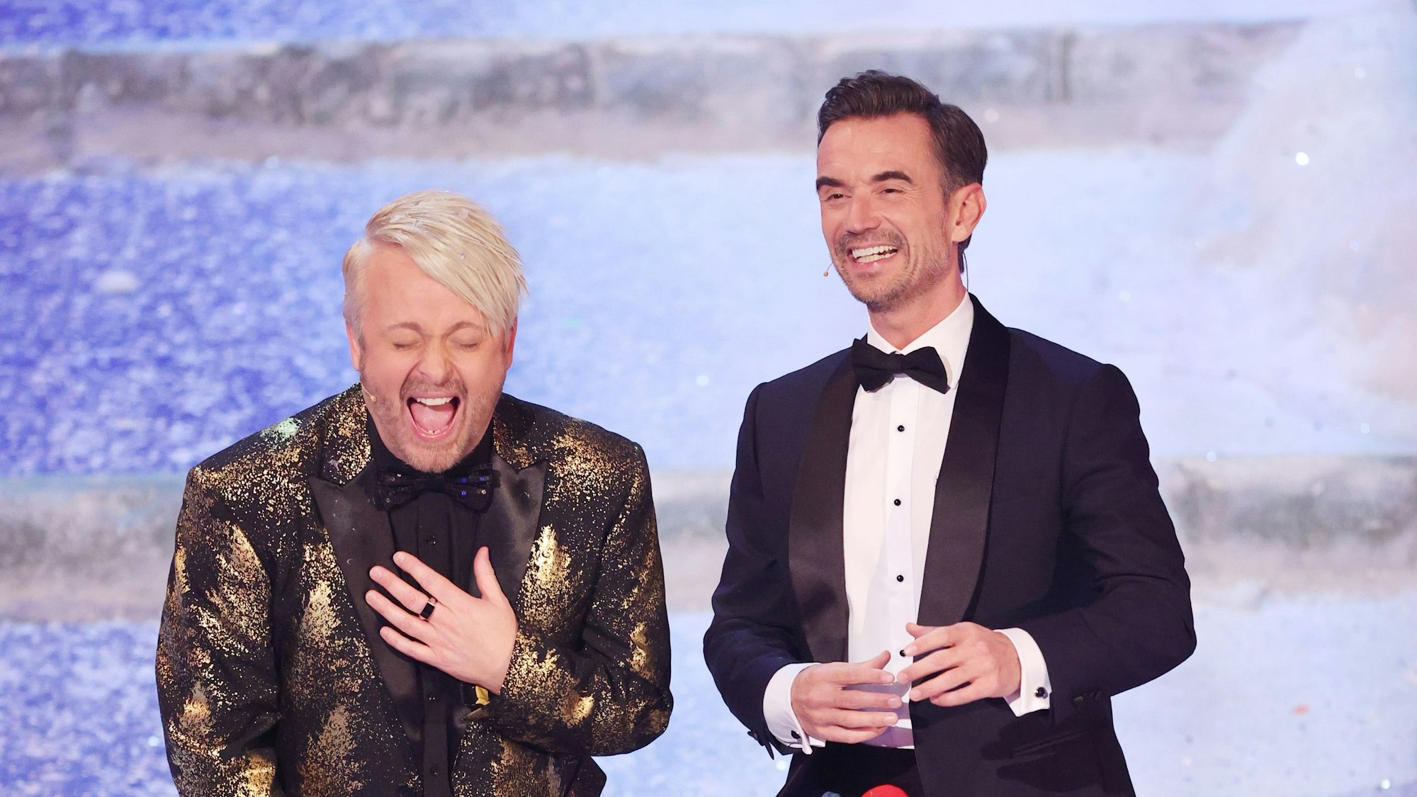 Florian Silbereisen (r) spricht mit Ross Antony bei der Aufzeichnung der ARD Sendung „Das Adventsfest der 100 000 Lichter“. Die Sendung wurde am 02.12.2022 in der ARD ausgestrahlt.