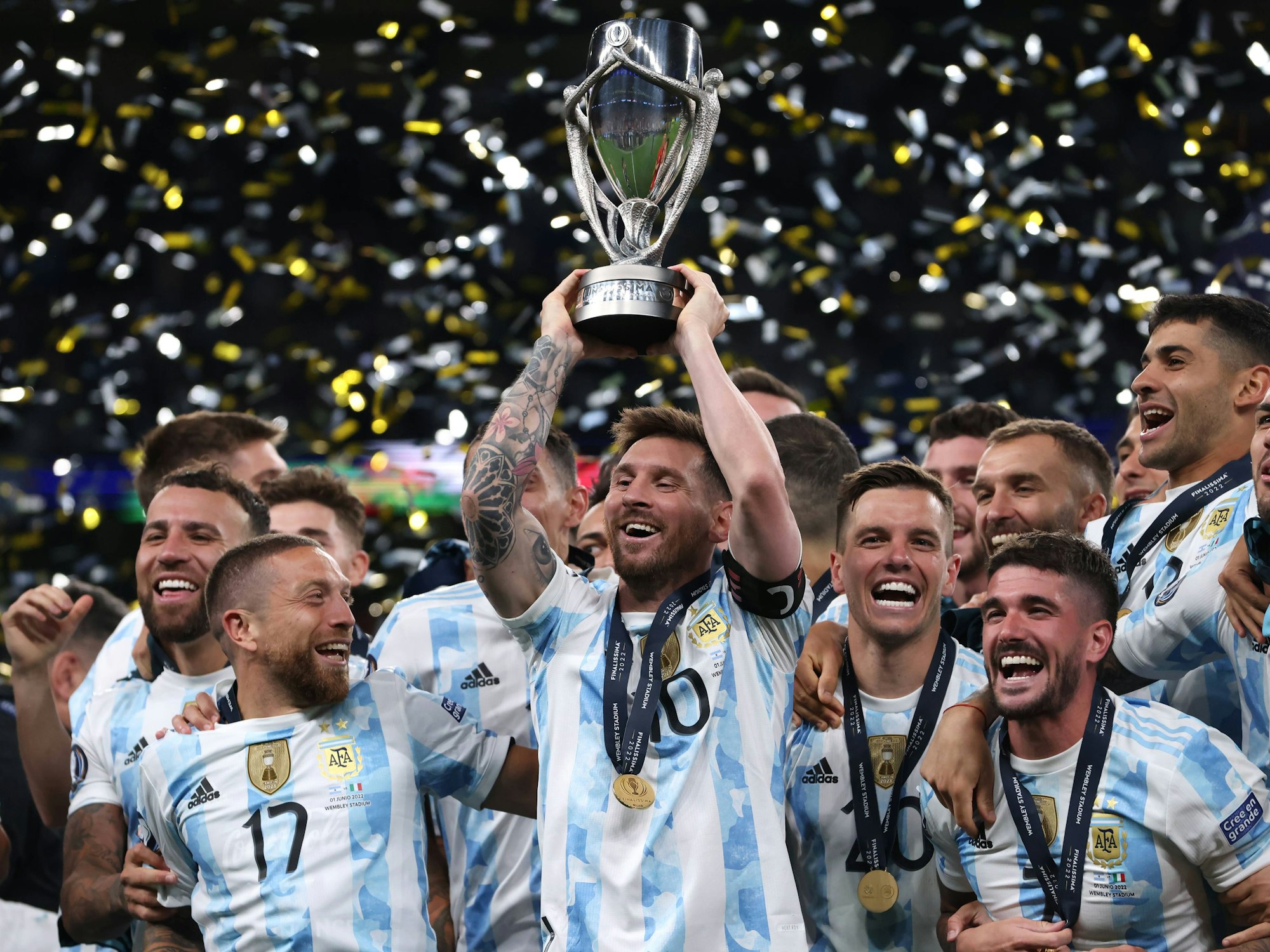 Lionel Messi stemmt die Finalissima-Trophäe in die Luft.