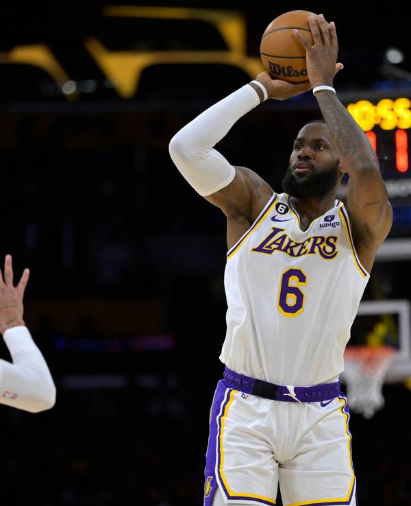 LeBron James wirft den Basketball im NBA-Spiel der LA Lakers.