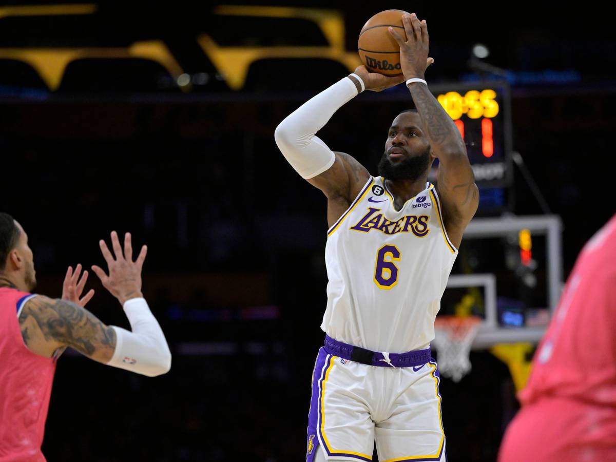 LeBron James wirft den Basketball im NBA-Spiel der LA Lakers.