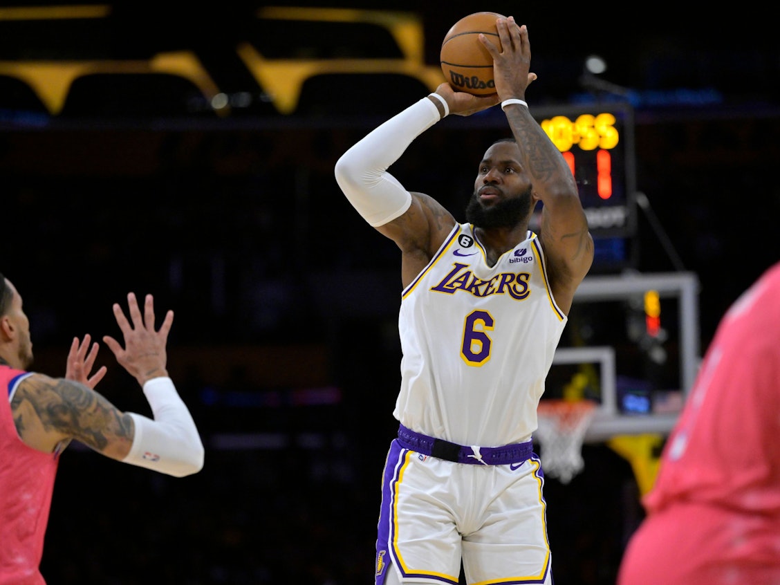 LeBron James wirft den Basketball im NBA-Spiel der LA Lakers.