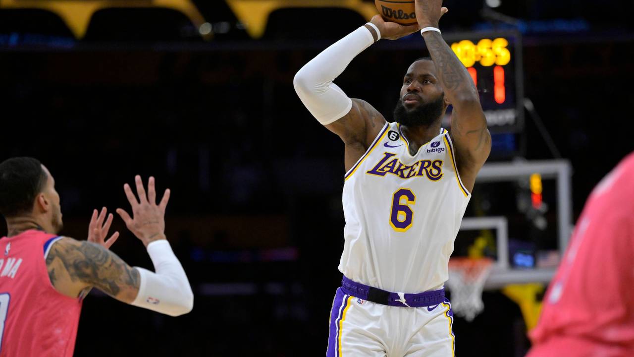 LeBron James wirft den Basketball im NBA-Spiel der LA Lakers.