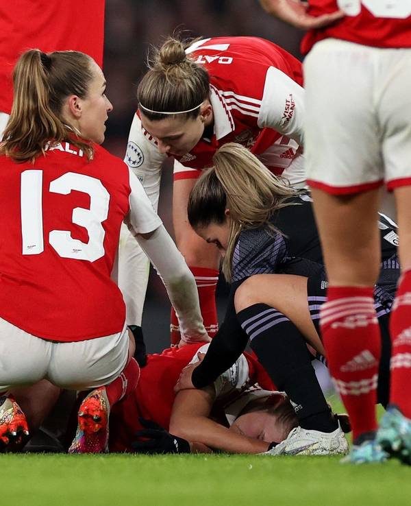 Arsenal-Stürmerin Vivianne Miedema liegt im Spiel der Champions League gegen Olympique Lyon nach einem erlittenen Kreuzbandriss am Boden.