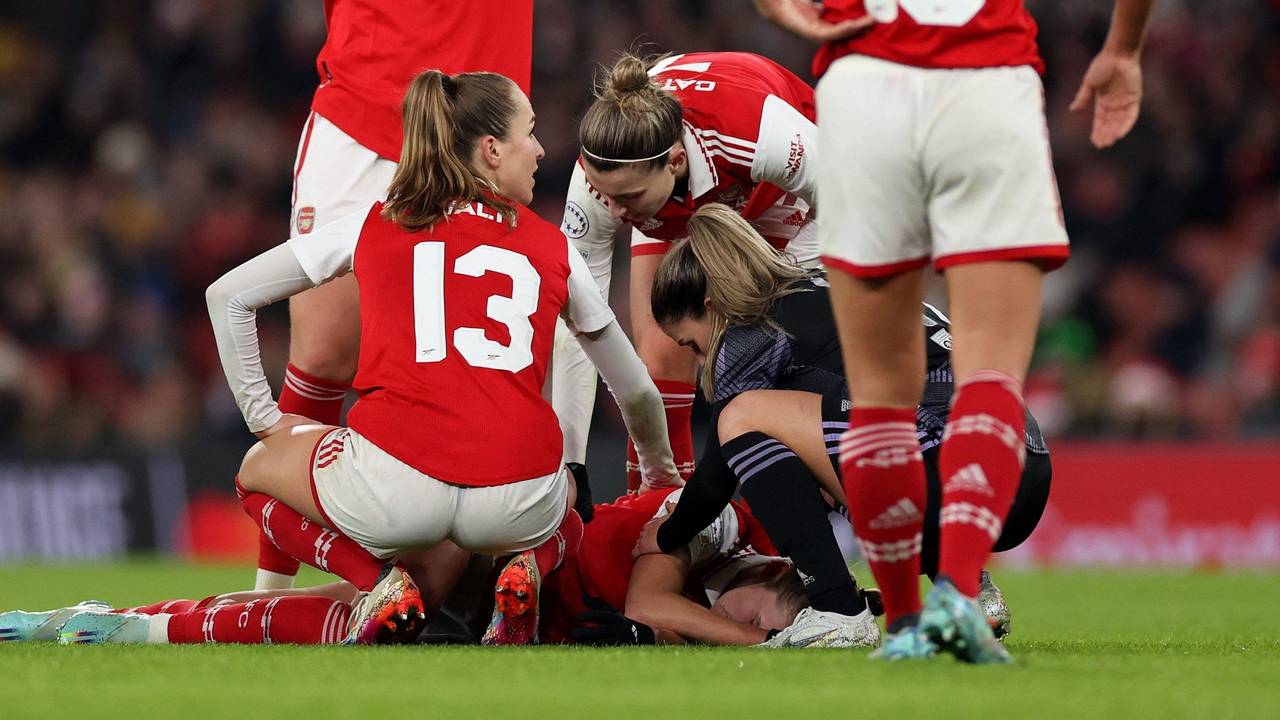 Arsenal-Stürmerin Vivianne Miedema liegt im Spiel der Champions League gegen Olympique Lyon nach einem erlittenen Kreuzbandriss am Boden.