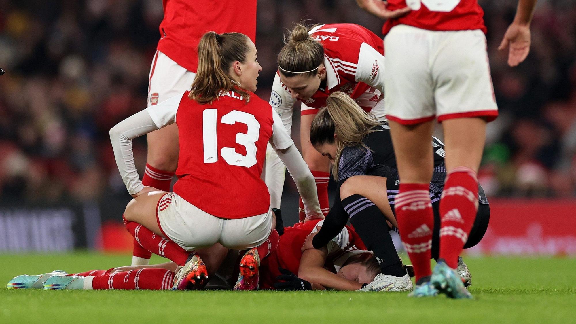 Arsenal-Stürmerin Vivianne Miedema liegt im Spiel der Champions League gegen Olympique Lyon nach einem erlittenen Kreuzbandriss am Boden.