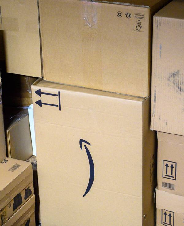 Pakete liegen zum Weitertransport bereit.