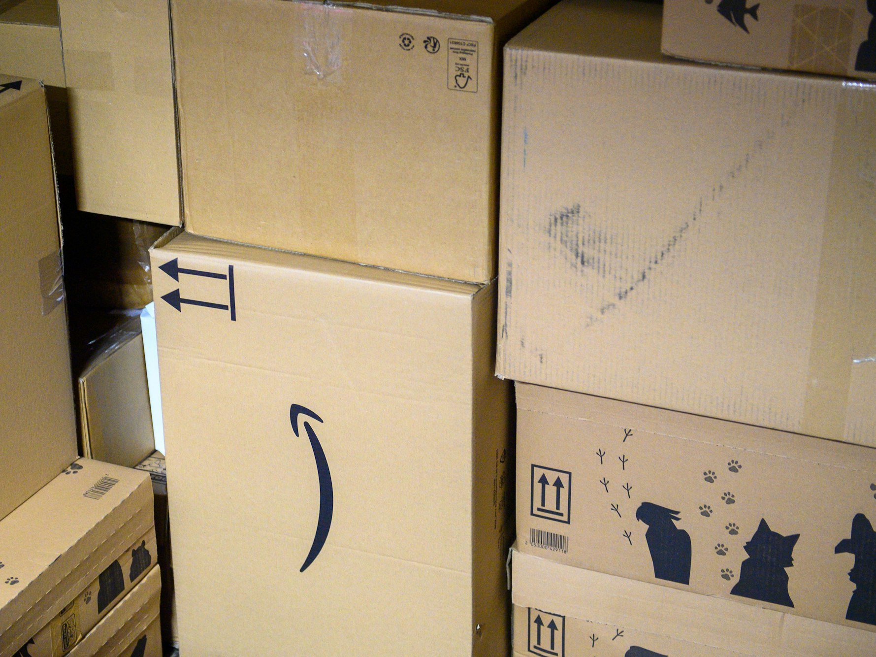 Pakete liegen zum Weitertransport bereit.