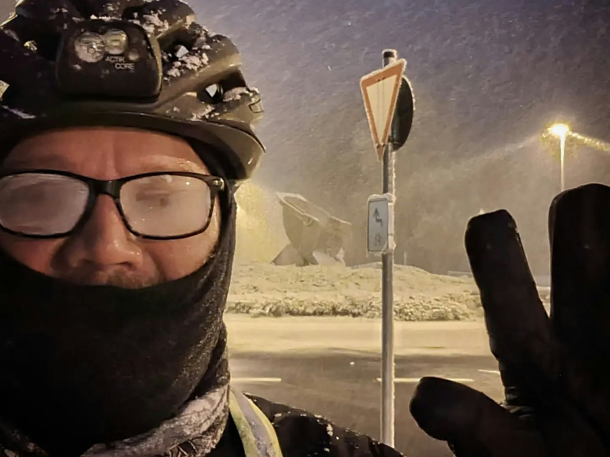 Extrem-Radfahrer Thomas Krechel grüßt in Hürth-Berrenrath aus dem Schnee.