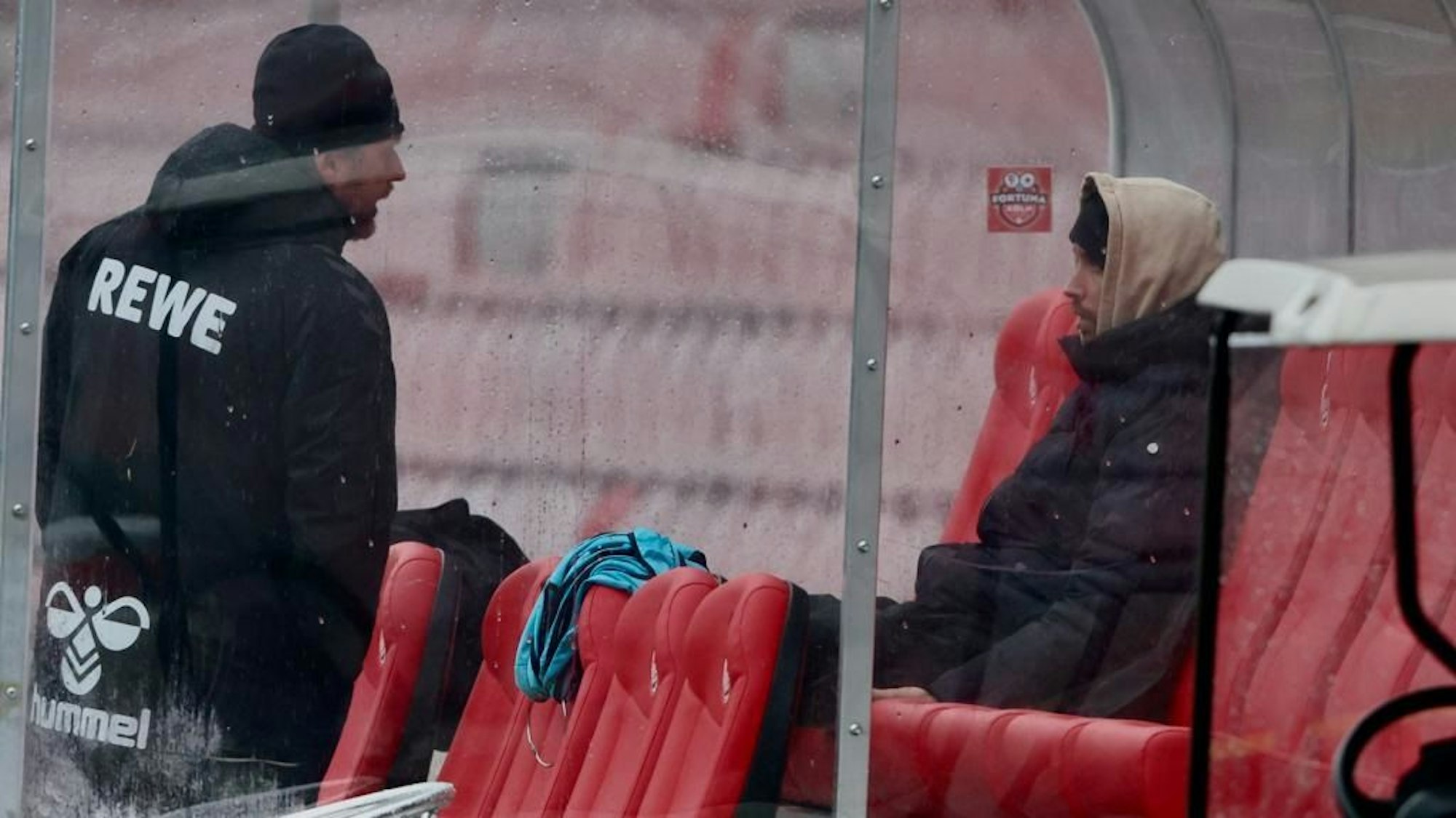 Mark Uth (r.) tauschte sich am Geißbockheim mit Steffen Baumgart aus.