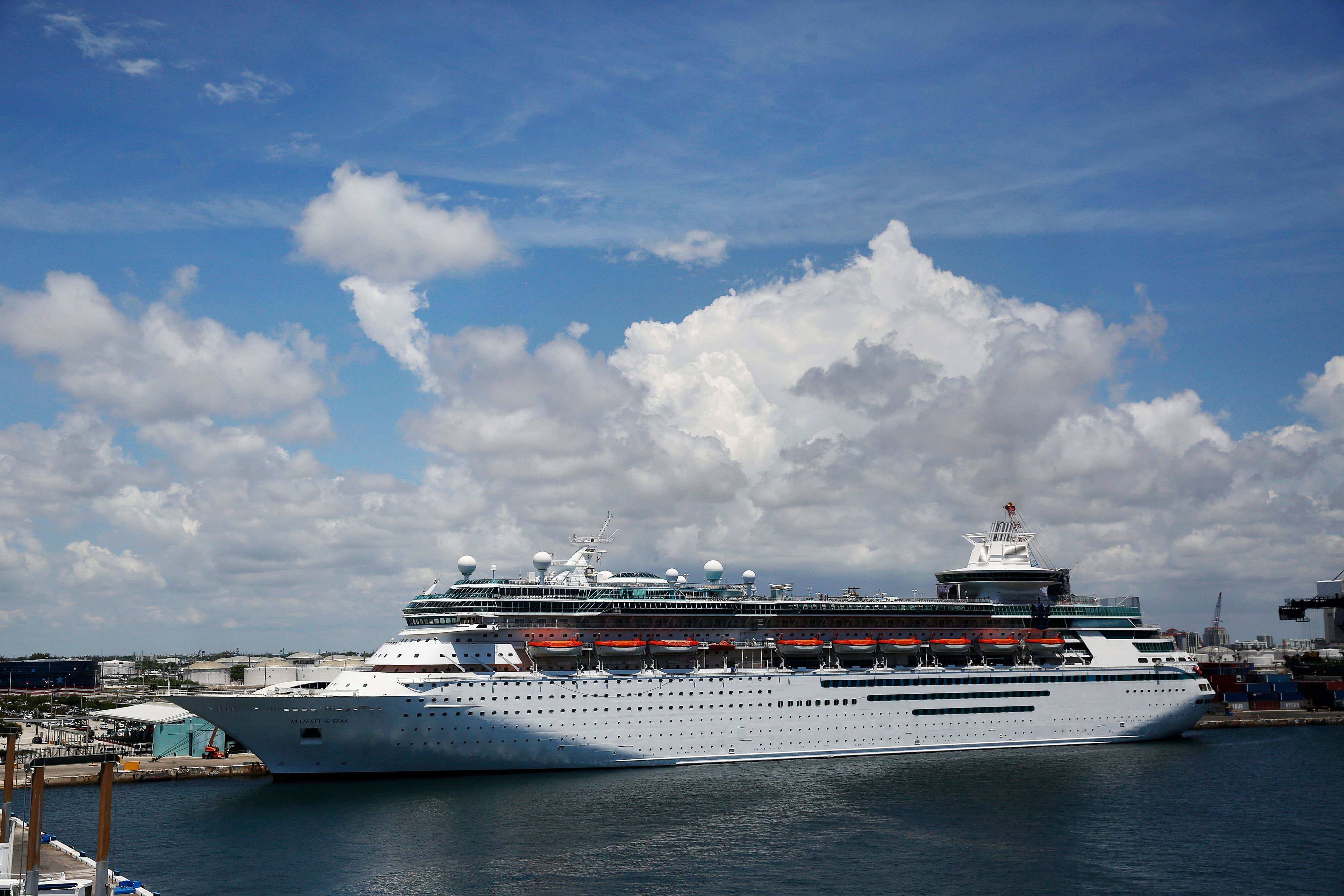 Das Kreuzfahrtschiff „Majesty of the Seas“ des Unternehmens „Royal Caribbean International“ legt am Seehafen Port Everglades an.