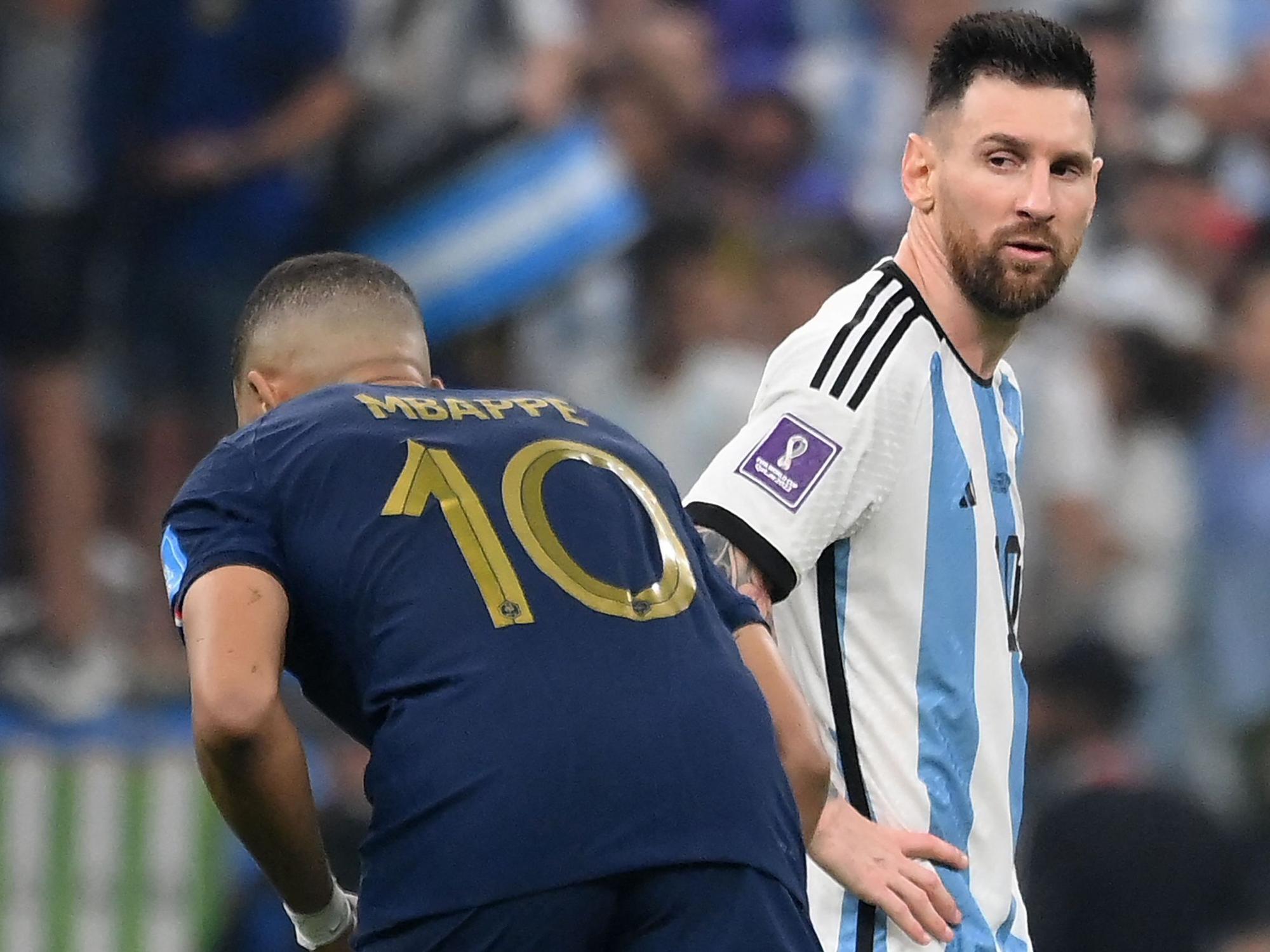 Lionel Messi blickt Kylian Mbappé im WM-Finale an, der richtet sich gerade seine Stutzen.