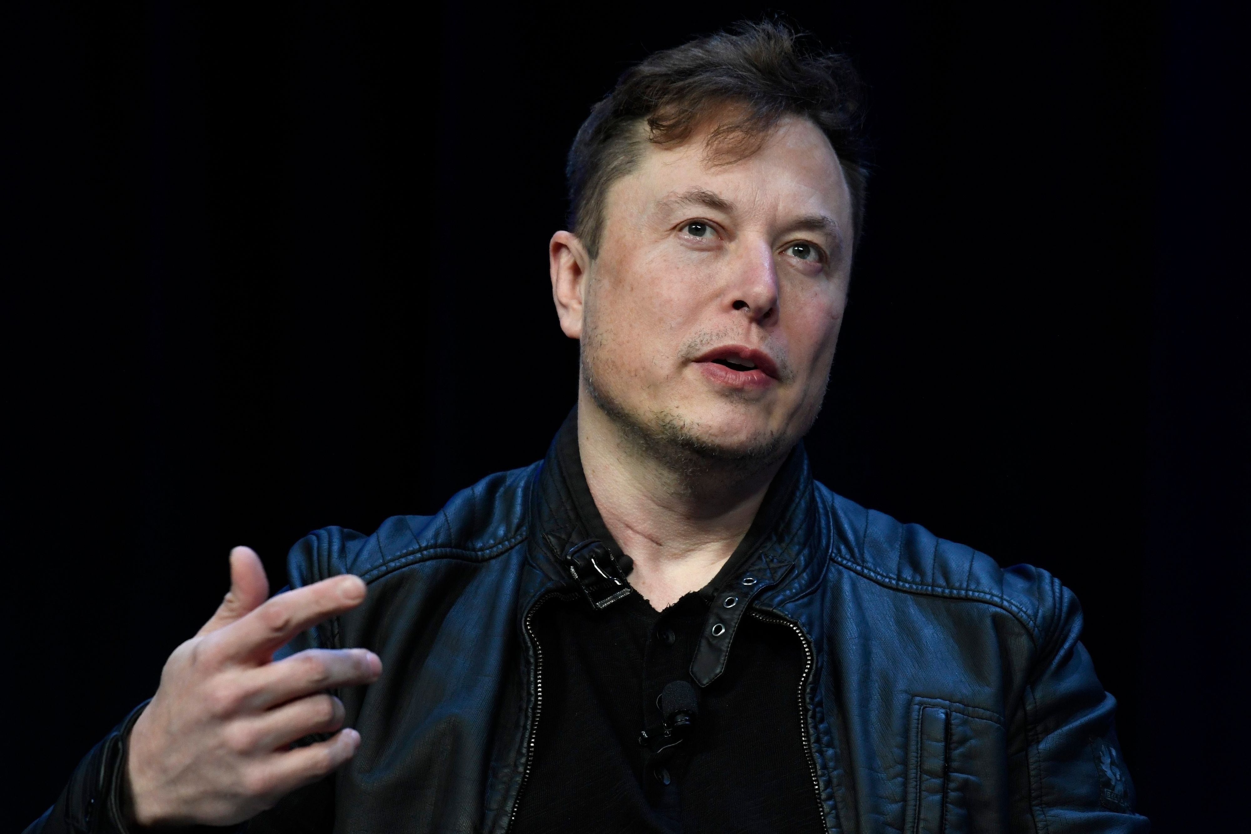 Elon Musk spricht auf der SATELLITE-Konferenz und -Ausstellung.