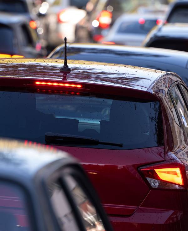 Autos stehen im Stau.