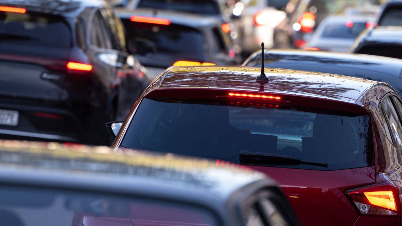 Autos stehen im Stau.